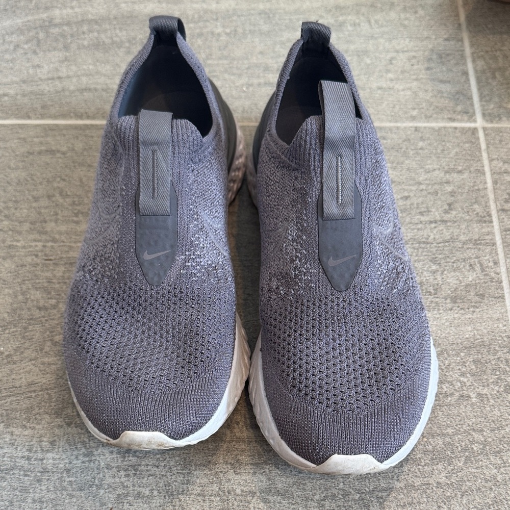 Nike Slip-On Flyknit Sneakers